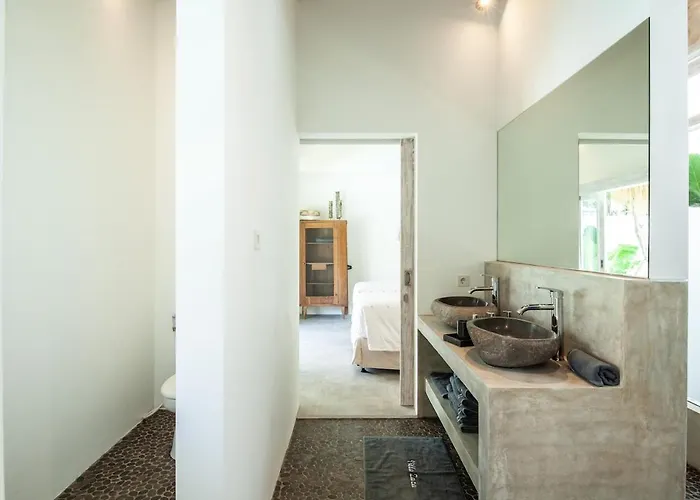 New 5 Bedroom Close To Eat Street