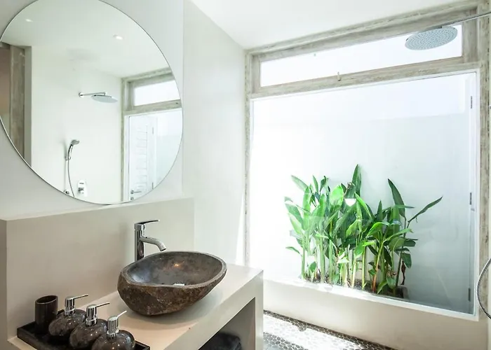 New 5 Bedroom Close To Eat Street * Seminyak (Bali)