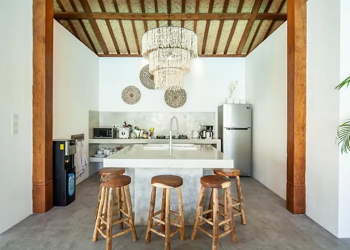 New 5 Bedroom Close To Eat Street *