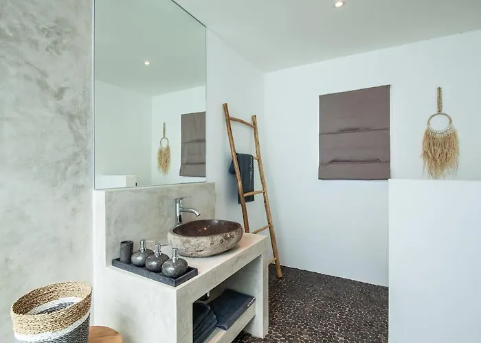 New 5 Bedroom Close To Eat Street